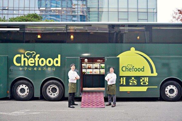 ▲사진=Chefood 버슐랭 버스를 소개하는 대한민국 요리명장 남대현 셰프(오른쪽)와 롯데제과 박상준 셰프(왼쪽)
