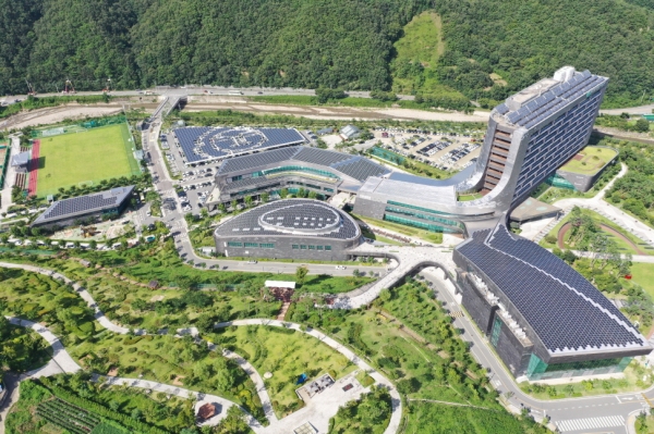 사진=한국수력원자력원자력 경주 본사 사옥 전경(사옥 건물 천장에 태양광패널이 설치돼 있다)