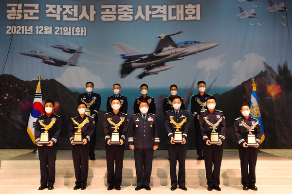 ▲ 21일 서울 공군호텔에서 열린 ‘2021년 공군작전사령부 공중사격대회 시상식’에서 박인호 공군참모총장(사진 앞줄 왼쪽에서 네 번째)과 단체상 수상자들이 기념촬영을 하고 있다. 사진=공군