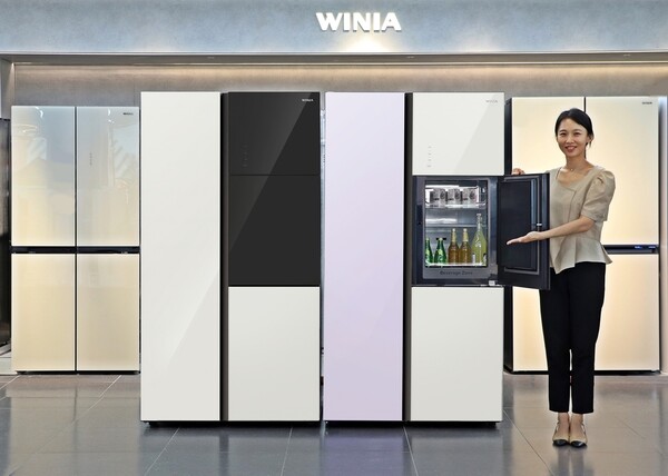 ▲ 위니아 감각적인 컬러의 802리터 양문형 냉장고 출시. 자료=위니아