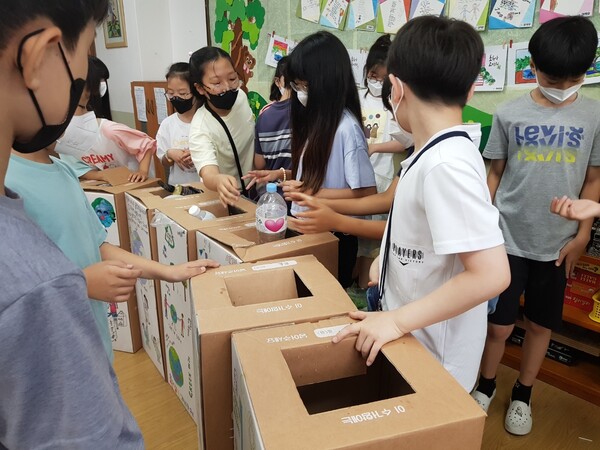 ▲ 수원 매탄초등학교 환경동아리, 우리가 GREEN 미래 캠페인 실시.사진=매탄초