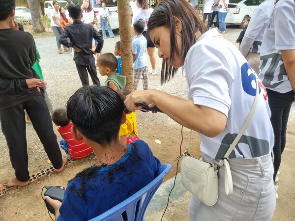 ▲ WL 페이캄 캄보디아 직원이 고아원에서 이발봉사 활동을 하고 있다. 사진=호박덩쿨홀딩스