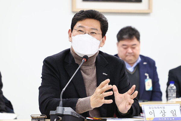  이상일 용인특례시장이 7일 안전문화살롱 회의에서 시민안전지킴이 구성 방안에 대해 발언하고 있다. 이 시장은 감기 증상으로 마스크를 착용했다. 사진=용인시