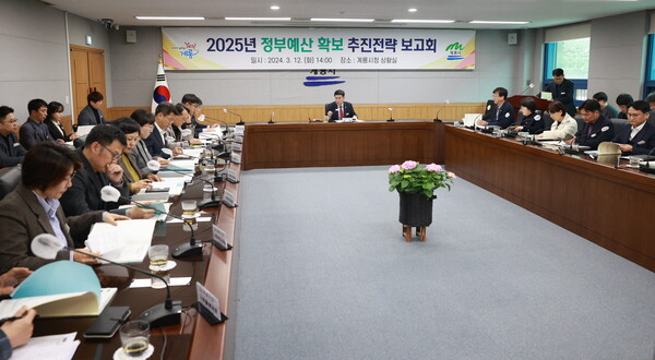 ▲이응우(가운데) 계룡시장의 주재로 12일 2025년 정부예산 확보 추진전략 보고회를 개최하고 있다. 사진=계룡시