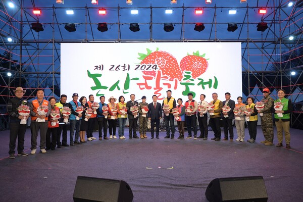 ▲백성현 논산시장으로부터 딸기꽃다발을 받은 자원봉사 단체장들 모습. 사진=논산시