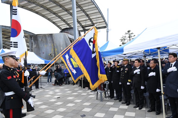 ▲26일 해군 2함대사령부에서 진행된 '제14주기 천안함 46용사 추모식'에서 참석자들이 국기에 대한 경례를 하고 있다. 사진=해군 제공