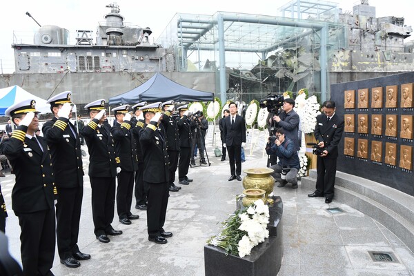 ▲26일 해군 2함대사령부에서 진행된 '제14주기 천안함 46용사 추모식'에서 2함대 주요 지휘관 및 참모들이 경례를 하고 있다. 사진=해군 제공