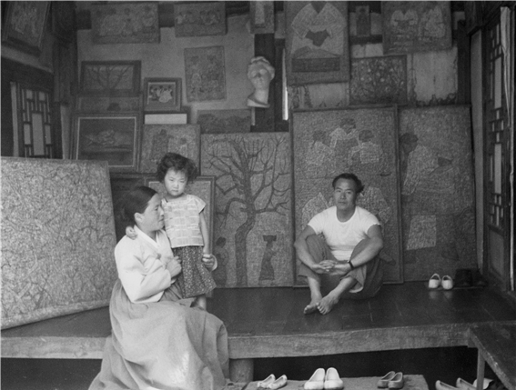 ▲ 1959년 서울 창신동 집 마루에서 박수근과 아내 김복순, 딸 인애와 함께한 시간. 사진=양구군립박수근미술관