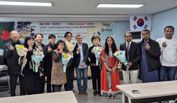 방글라데시의 맛과 문화가 한자리에! 용인시외국인복지센터 ‘피타’ 축제에서 기념 사진을 찍고있다. 사진=용인시외국인복지센터