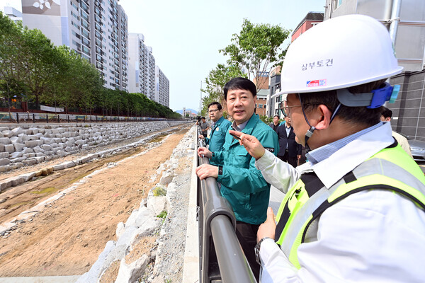 ▲ 사진=차준택 부평구청장,여름철 피해 우려지역을 점검 하고있다.  사진/부평구