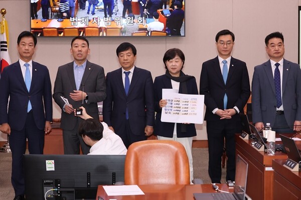 ▲국회 법제사법위원회 김용민 의원 등 더불어민주당 소속 위원과 무소속 최혁진 위원이 11일 서울 여의도 국회에서 전체회의 정회 뒤 대장동 사건 항소 포기 관련 국민의힘의 주장을 반박하고 있다. 2025.11.11 사진=연합뉴스