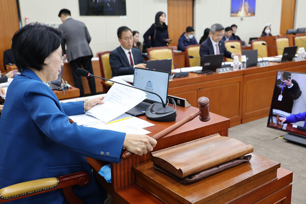 ▲ 17일 서울 여의도 국회에서 열린 과학기술정보방송통신위원회 전체회의에서 최민희 위원장이 의사봉을 두드리고 있다. 2025.11.17  사진=연합뉴스