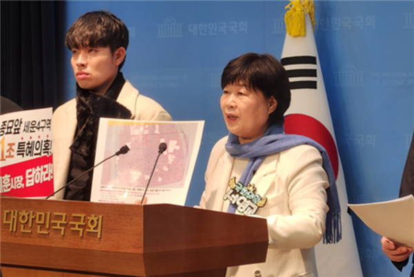 ▲서영교 더불어민주당 의원이 23일 서울 여의도 국회 소통관에서 '오세훈 시장 세운4구역 특혜 의혹, 오세훈 시장의 재개발망상 관련 기자회견'을 하고 있다. 2025.11.23.  [사진=서영교 의원실 제공]