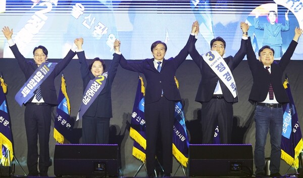 ▲ 조국혁신당 당 대표 후보에 단독 출마한 조국 전 비대위원장이 23일 오후 청주 오스코에서 열린 전당대회장에 참석해 최고위원 후보들과 함께 당원들에게 인사하고 있다. 2025.11.23 사진=연합뉴스