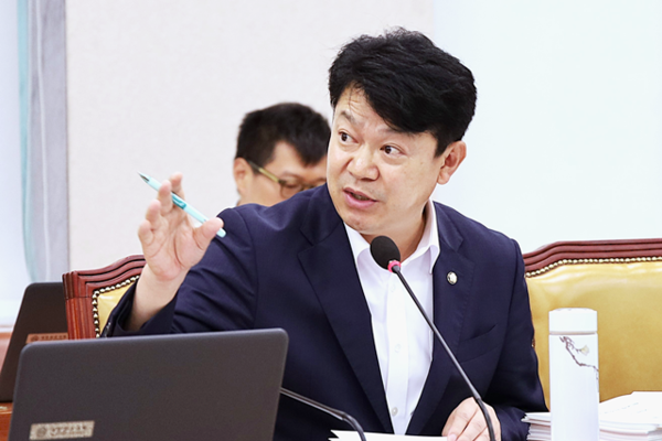▲국회 국토교통위원회 소속 복기왕 의원(더불어민주당, 충남 아산갑)이국토교통위원회 국정감사에서 질의하고 있다. [사진=복기왕 의원실 제공]