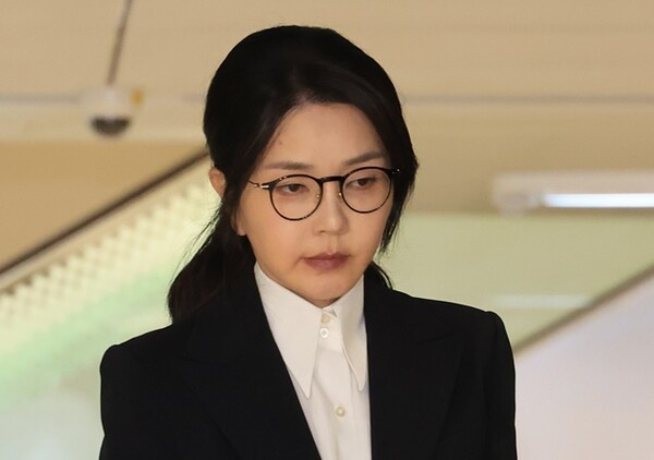 ▲윤석열 전 대통령 부인 김건희 여사가 6일 서울 종로구 KT광화문빌딩 웨스트에 마련된 민중기 특별검사팀에서 피의자 신분으로 조사를 받고 귀가하고 있다. 2025.8.6 사진=연합뉴스