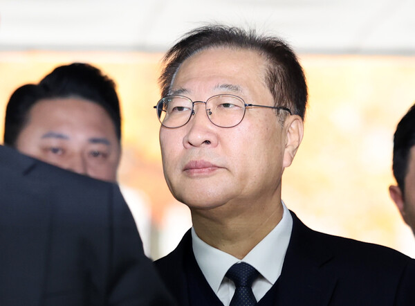 ▲ 내란 중요임무 종사 및 직권남용 권리행사 방해 혐의로 구속영장이 청구된 박성재 전 법무부 장관이 13일 서울 서초구 서울중앙지법에서 열린 구속 전 피의자 심문(영장실질심사)에 출석하기 위해 법정으로 향하고 있다. 2025.11.13 사진=연합뉴스