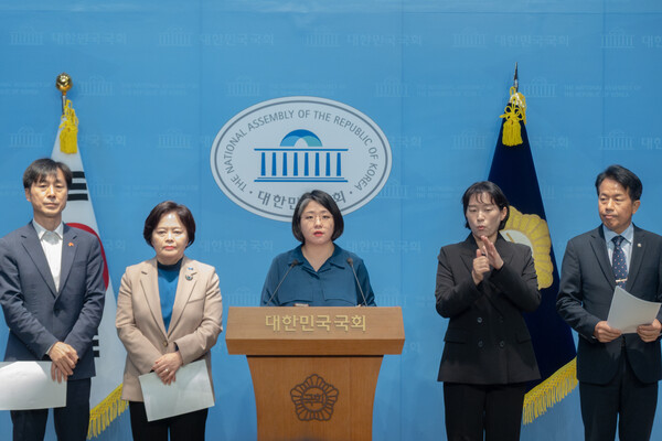 ▲기본소득당 용혜인 원내대표는 26일 국회 소통관에서 열린 기자회견에서 조국혁신당, 진보당, 사회민주당 등과 함께 옥외광고물법 개악 중단을 강력히 촉구했다.  사진=용헤인 의원실 제공